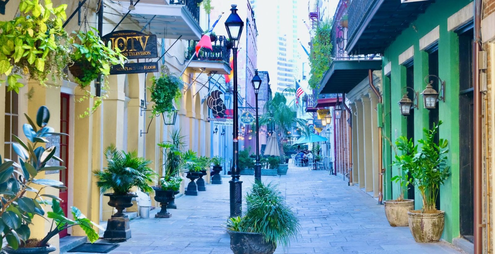 pedestrian alley in downtown historic New Orleans